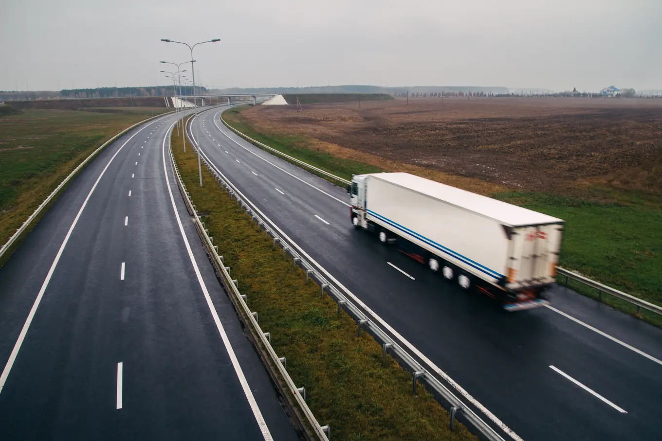 ciężarówka jadąca drogą